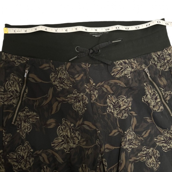 Athleta Trekkie North Printed Jogger Pants Black Floral Size 10 - Picture 3 of 8